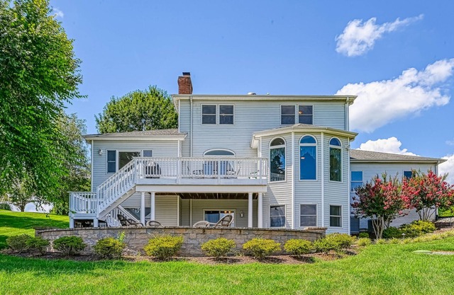 High-end lakefront home with dock, volleyball, Ping-Pong, 2 firepits & kayaks
