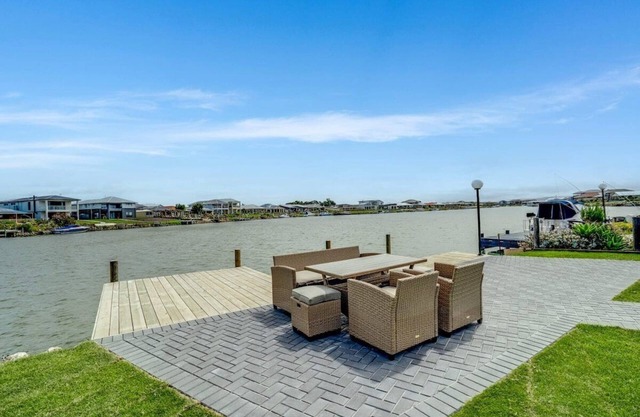 High-end Waterfront Retreat with Jetty 49Britannia