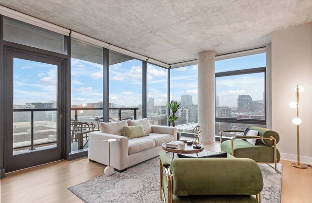 High-End West Loop 2BR + City Views & Walkability