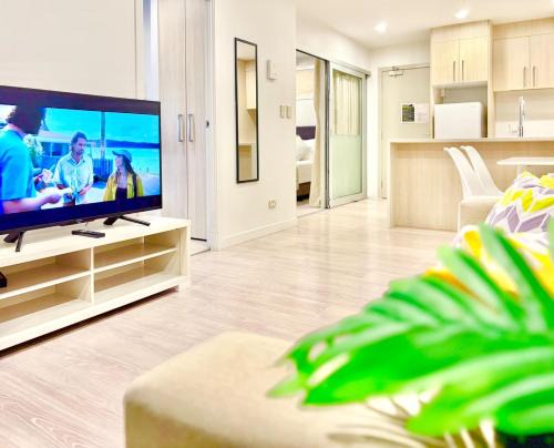 High-Floor 2BR Apartment Near Sky Tower Pool Gym