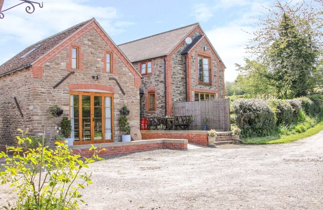 HIGH GROVE, family friendly, character holiday cottage in Ludlow