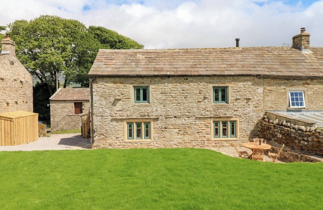 HIGH MEADOW BARN, pet friendly, with a garden in Bainbridge