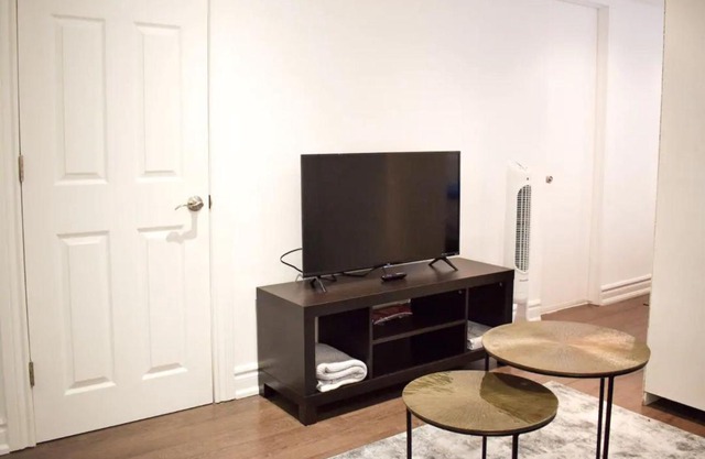 High Park Spacious & Bright Studio