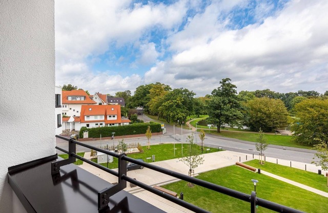 High-quality apartment near the Baltic Sea with loggia and beautiful view of the park -