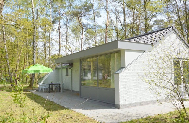 High quality completely detached bungalow on small nature-filled holiday park