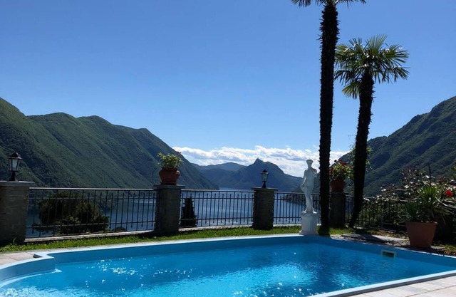 High-quality furnishings, terrace, great view of Lake Lugano, pool, WLAN, TV