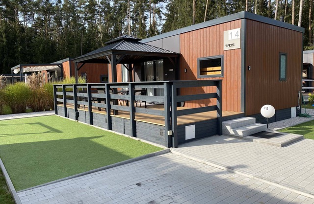 High-quality mobile home on the lake (WA 106)
