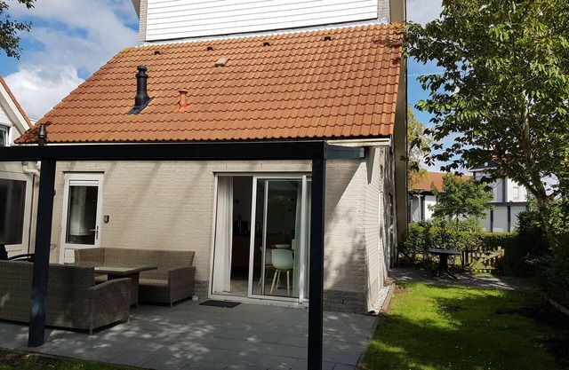 High-quality renovated, detached holiday home, 1.5 km from the North Sea beach