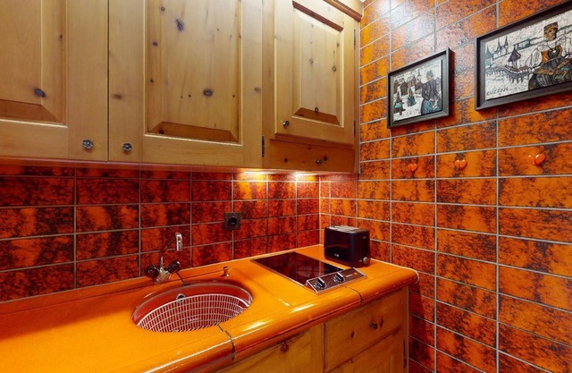 High-quality wood-clad 1-room flat on the 2nd floor for 2 persons.