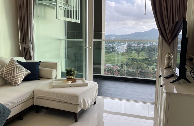 High-Rise 1 Bedroom Bang Sare Beach Condo: Peaceful beach 30 Mins from Pattaya