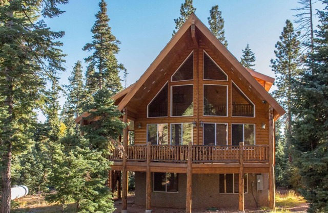 High Roller Hideaway - Spacious cabin with large deck and beautiful scenery!