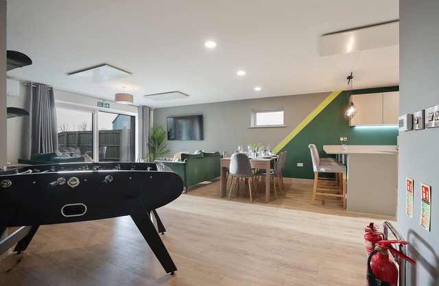 High spec, 4 bed family eco-home w/private gym & tennis courts in Lincolnshire.