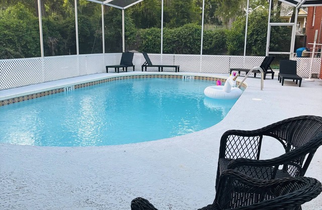 High Springs Hideaway – 4BR w/Pool & Bar Near Springs & UF Walk to Town
