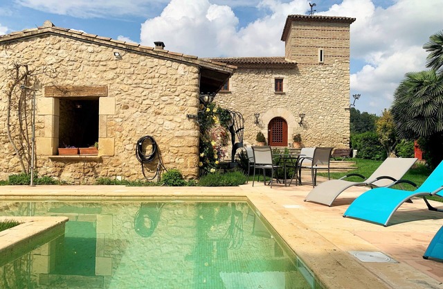 High standard holiday villa in town close to Barcelona