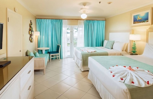 High Tides and Good Vibes! Full Kitchen, Outdoor Swimming Pool, Beach Access!