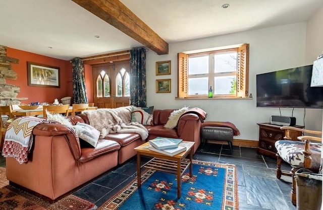 HIGH TREES BYRE - Two bed Cottage with Log Burner & Incredible Views