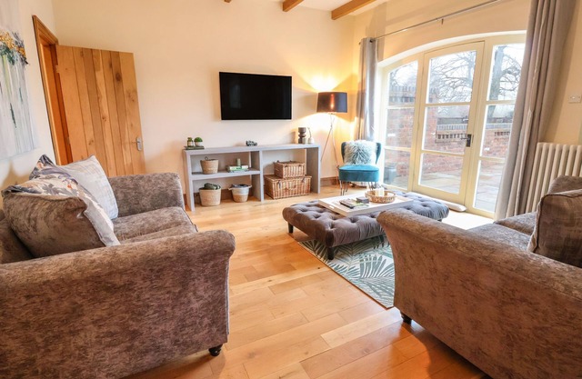 HIGH TREES, pet friendly, with a garden in Sandbach