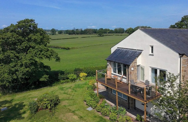 HIGH VIEW MEADOWS, family friendly in Kirkby Lonsdale