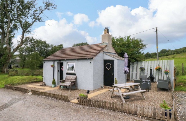 HIGH WREAH BOLT HOLE, pet friendly, with a garden in Cleator Moor