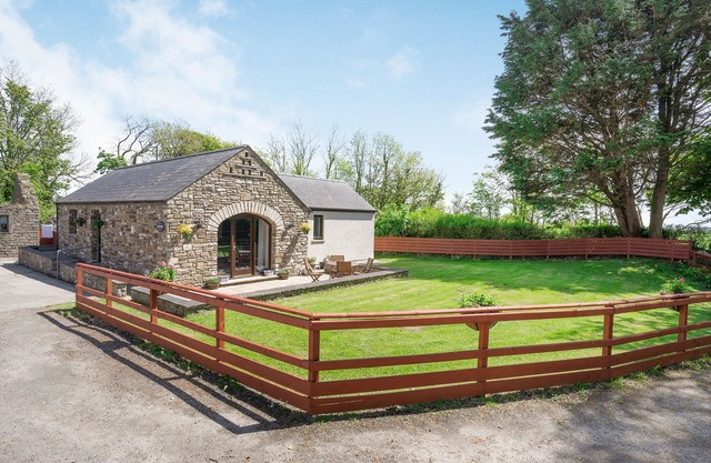 HIGHBURY, family friendly, country holiday cottage in Spittal