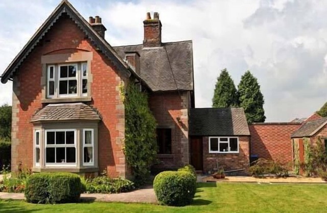 HIGHFIELD COTTAGE, family friendly, with a garden in Leek