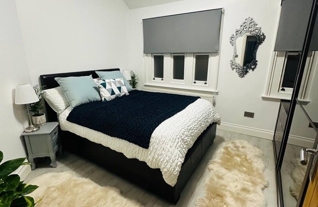 Highgate , 2 bedroom house with a garden!