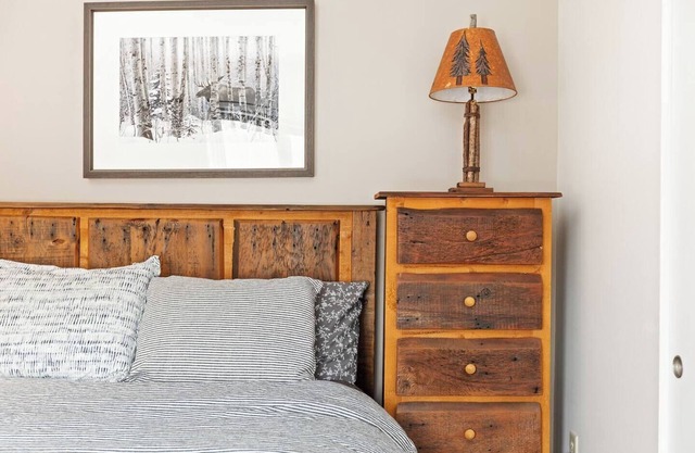 Highland Games Available! Free Shuttle! Fall Foliage Prime Location! Iconic Kancamagus Highway. South Peak view Condo w/Indoor and Outdoor Pool, Hot Tub and Deck. Walk to the swimming hole!