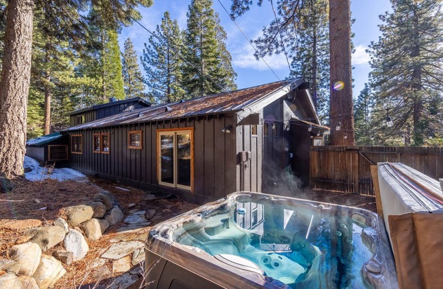 Highlands Hideaway By Tahoe Getaways - 4BR, Pet Friendly w Hot Tub
