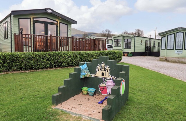 HIGHLANDS WAY LODGE, pet friendly, with a garden in Cleator Moor