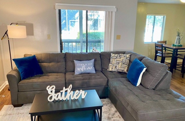 Highly Rated Condo With Pool Close To Beach and Restaurants!
