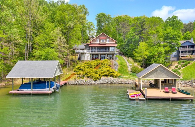 Highview Haven- Lux Rental! Chef's kitchen, hot tub, screened- in porch - Kayaks and a canoe -ready for fun