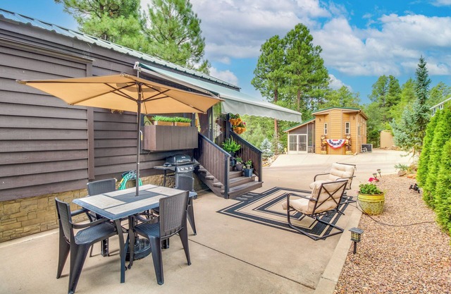 Hike & Fish: Cozy Cabin w/Patio in Show Low!