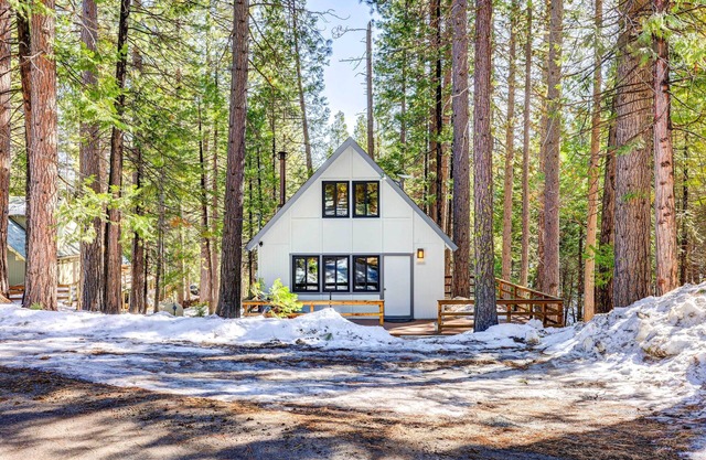 Hike, Fish & Explore: California Cabin w/Deck!