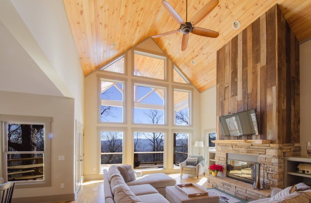 Hikers' Haven Beautiful Chalet Home with expansive winter views in Laurel Ridge