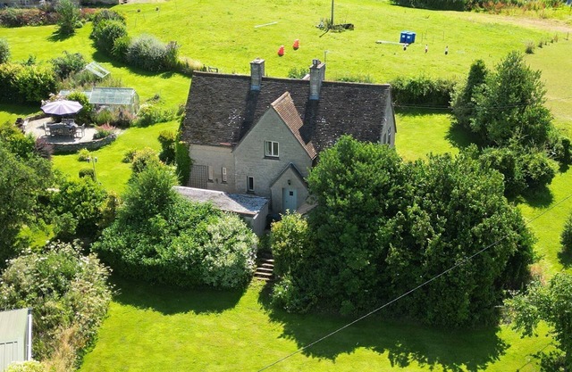 Hilcot Farmhouse - pet-friendly rural farm retreat near Cheltenham