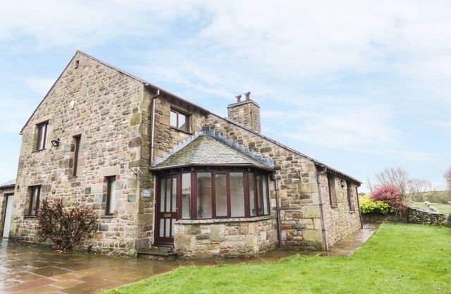 HILL BANK, family friendly, with open fire in Hutton Roof