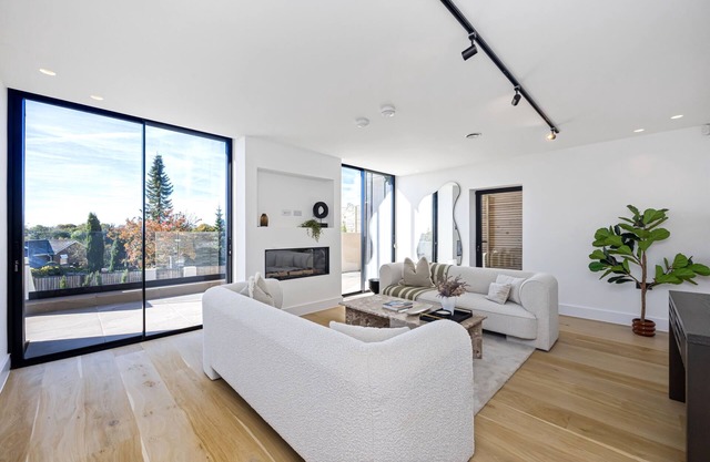 Hill Brow- Luxury home with swimming pool, hot tub, sauna, cinema&games room and much more!