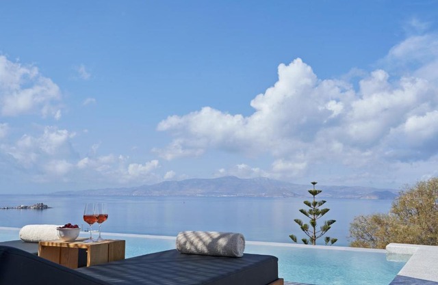 Hill Club Naxos