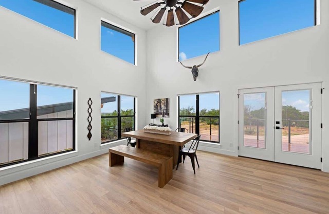 Hill Country Escape W/views Plus, Hot-tub and Pet Friendly!