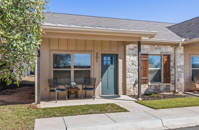 Hill Country Hideout - Cozy 2 bedroom 2 Bath Townhome off of Main Street
