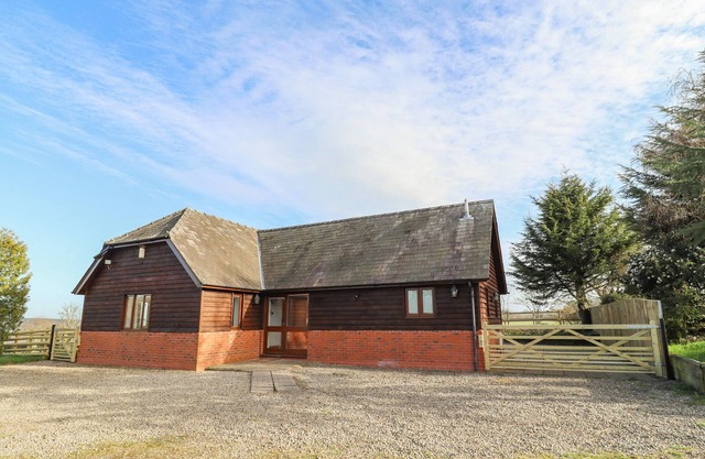HILL FARM COTTAGE, pet friendly, with open fire in Abbey Dore