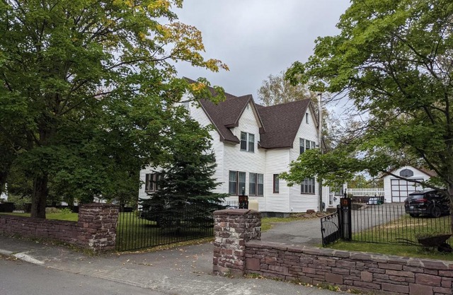 Hill Road Manor Bed & Breakfast