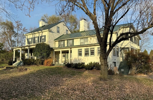 Hillandale Farmhouse circa 1774 - 6 bedrooms, sleeps 14, newly renovated