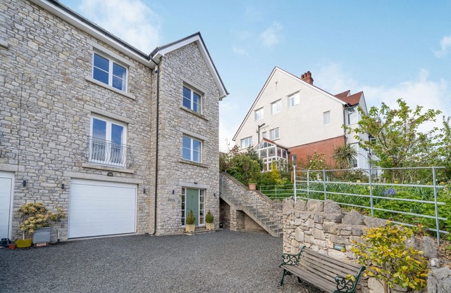 HILLBERRY, family friendly, with a garden in Grange-Over-Sands