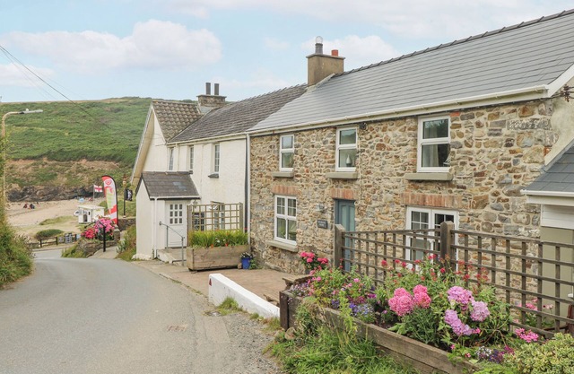 HILLBROOK HOUSE, pet friendly, with a garden in Nolton Haven