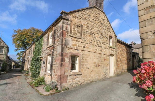 HILLCREST, family friendly, character holiday cottage in Longnor