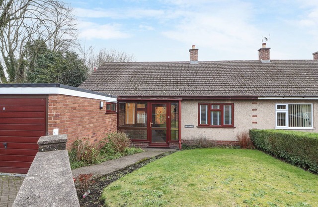 HILLCREST, pet friendly, with a garden in Chirk