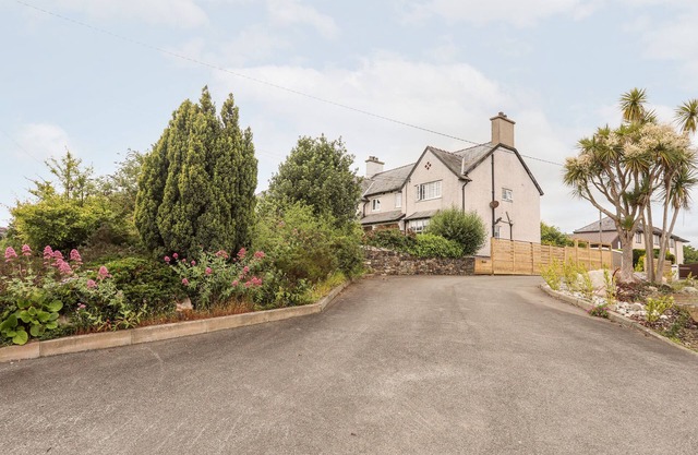 HILLCROFT, pet friendly, character holiday cottage in Abersoch