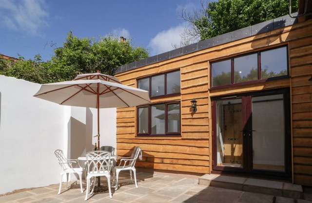 HILLFARROW HIDEAWAY, pet friendly, with a garden in Uffculme