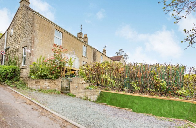 HILLSIDE COTTAGE, pet friendly, with a garden in Peasedown St John